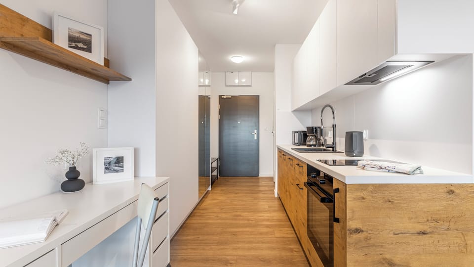 Apartament (1204) | Private kitchen | Fridge, stovetop, electric kettle, cookware/dishes/utensils