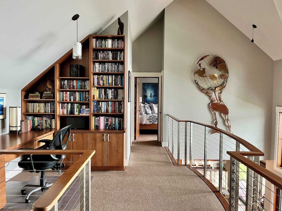 Main house: 2nd floor balcony with built in desk, printer & library wall. 