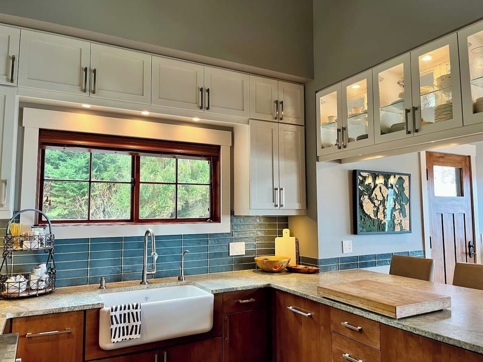 Main house: chef’s kitchen with farmhouse sink
