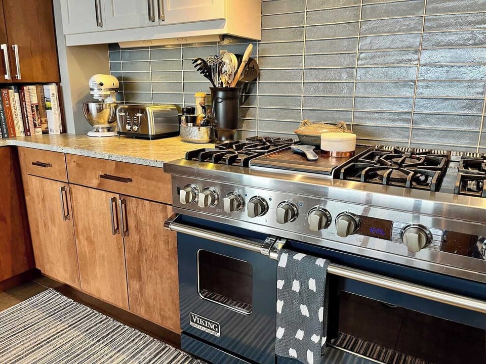 Main house: chef’s kitchen with 6 burner Viking stove