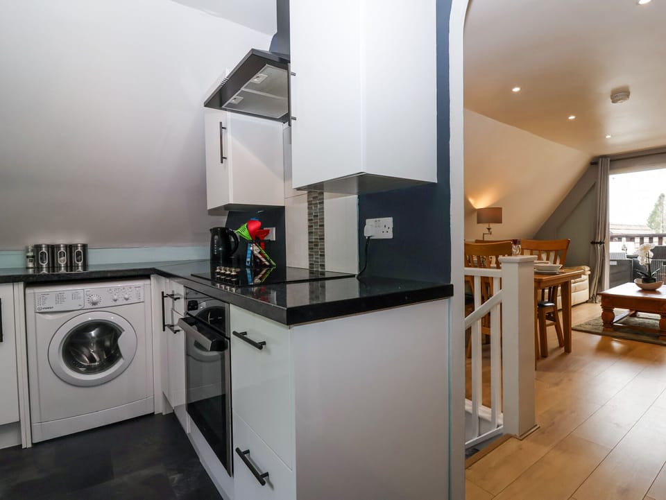 Fridge, microwave, dishwasher, cookware/dishes/utensils