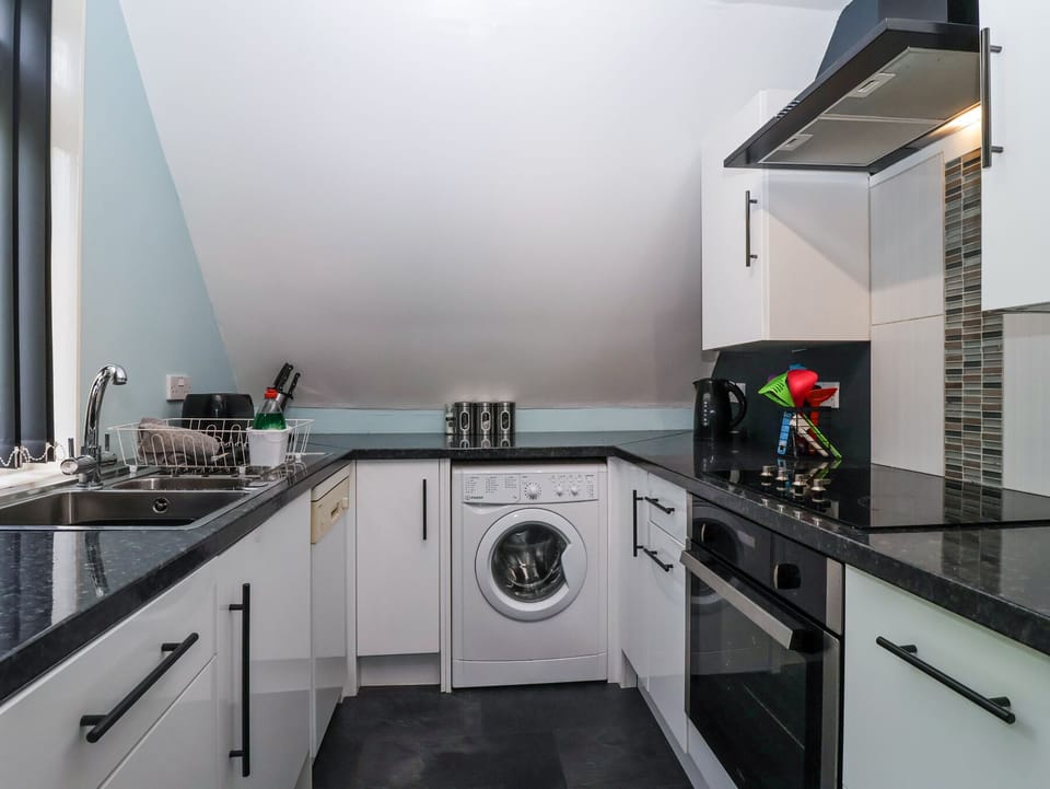 Fridge, microwave, dishwasher, cookware/dishes/utensils
