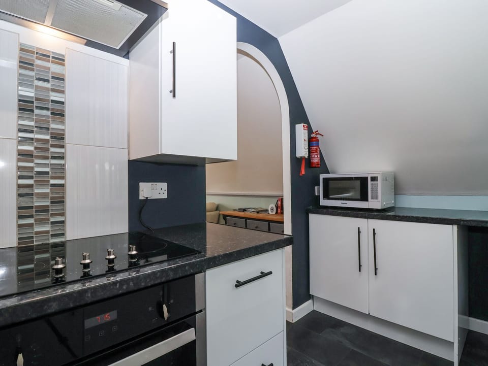 Fridge, microwave, dishwasher, cookware/dishes/utensils