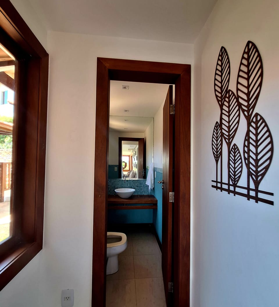 Shower, free toiletries, towels