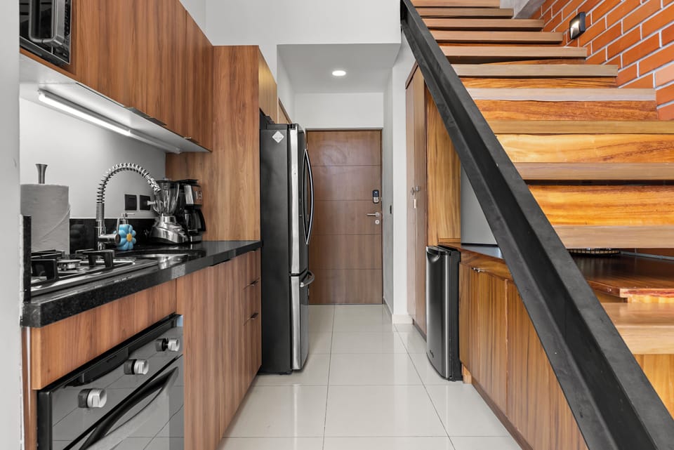 Coffee/tea maker, full-size fridge, microwave, oven