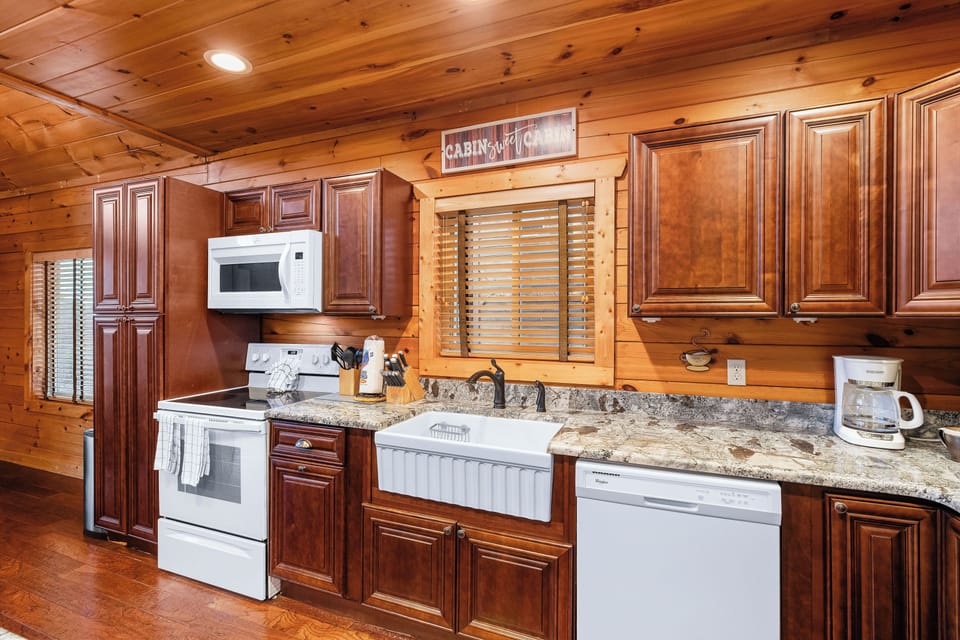 Fully equipped kitchen: cook/dinner//bake/silver-ware provided