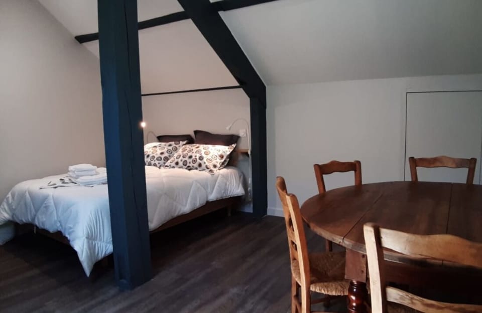 Family Room, River View | Soundproofing, free WiFi