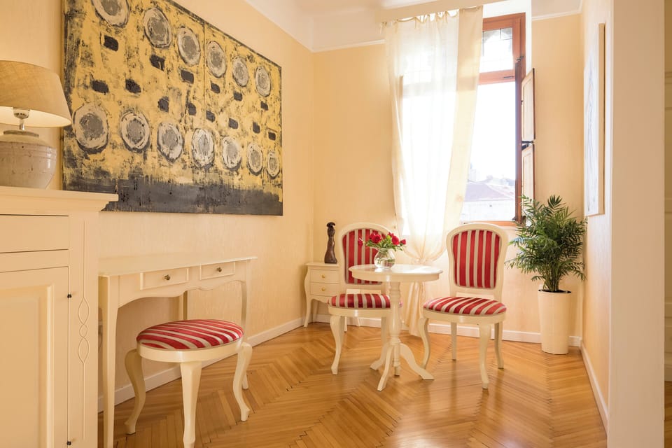 Deluxe Suite | Living area | TV
