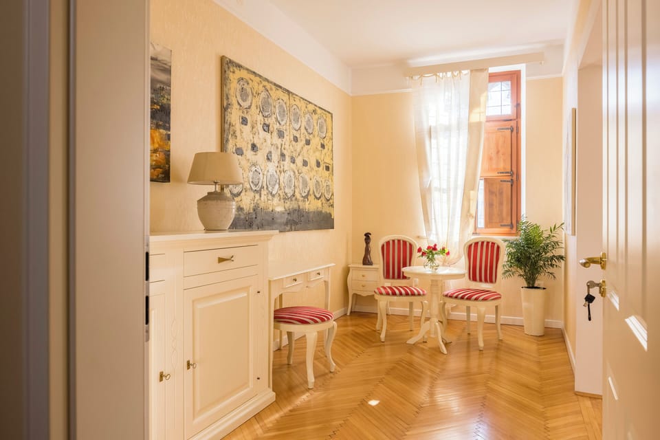 Deluxe Suite | Living area | TV