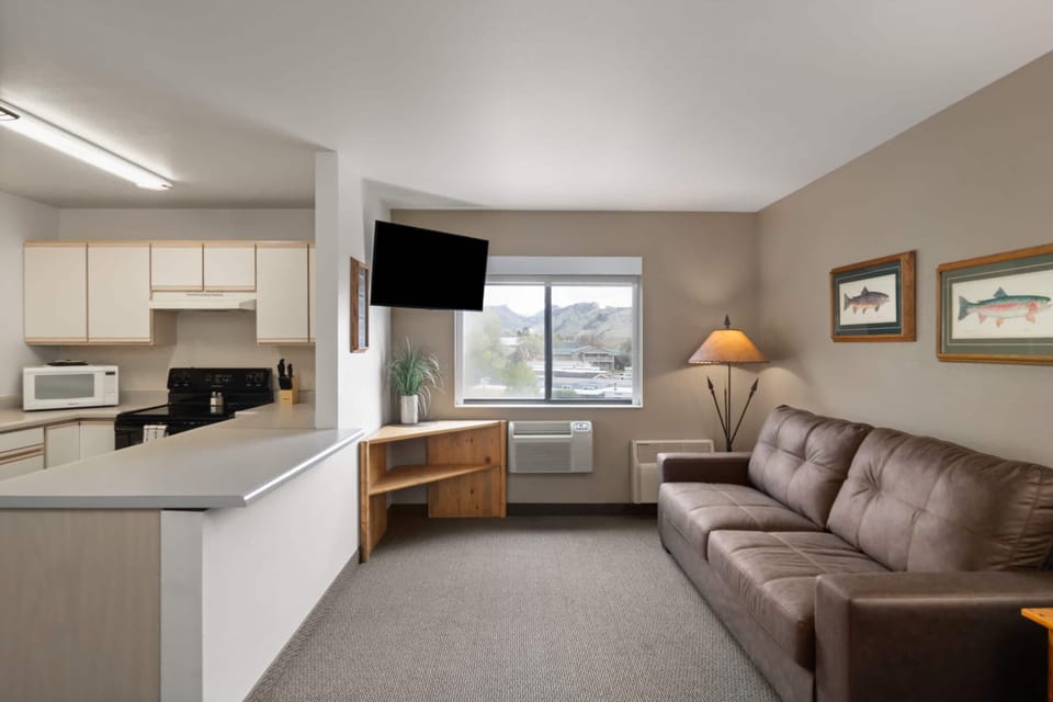 Room, 1 Queen Bed, Non Smoking | Premium bedding, down comforters, pillowtop beds, laptop workspace