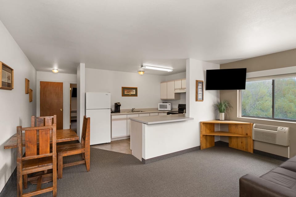 Room, 1 Queen Bed, Non Smoking | Premium bedding, down comforters, pillowtop beds, laptop workspace