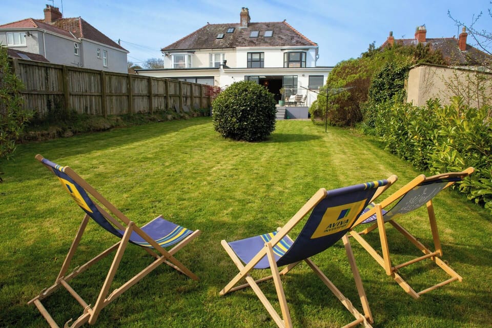 Large rear lawn with deck chairs
