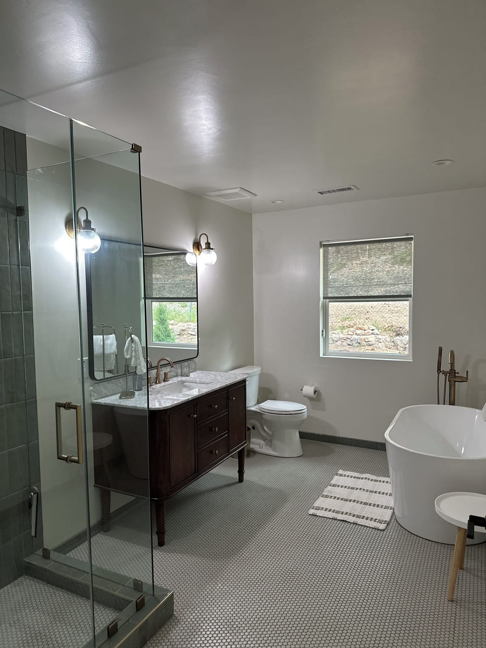 Bathroom with walk-ion shower and bathtub 