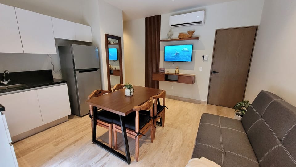 Apartment, 2 Bedrooms, Accessible, Smoking | Living room