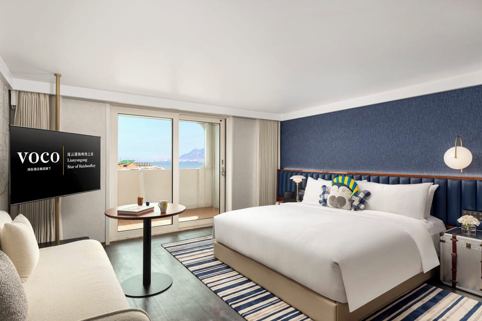 1 King Premium Sea View | Premium bedding, down comforters, free minibar items, in-room safe