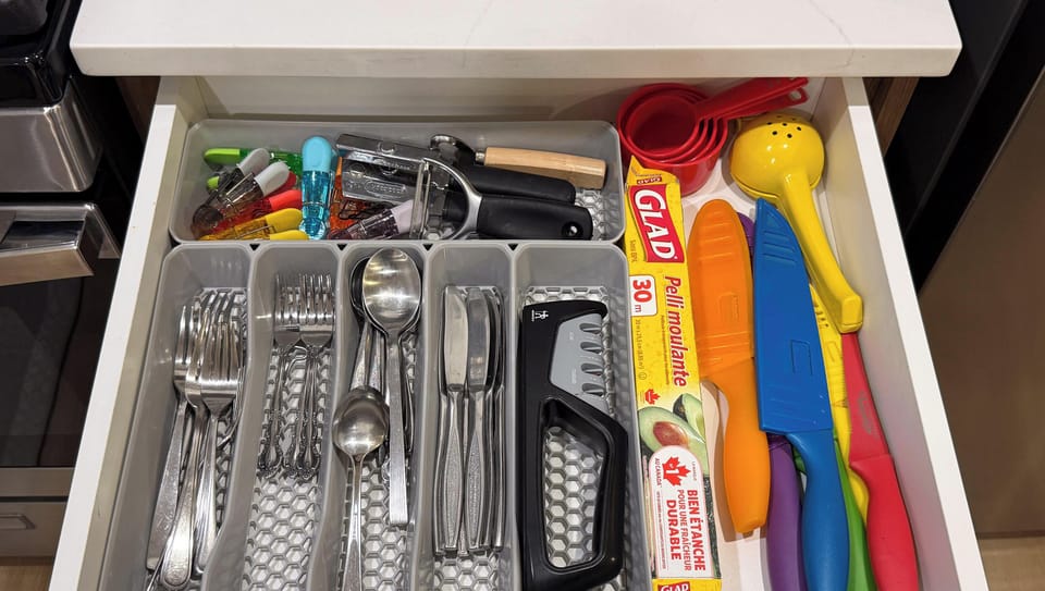 Full cutlery set so everyone eats together, no scrambling