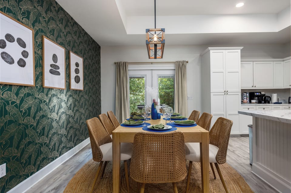 Dining area with 8 seats and direct access to the outdoor area