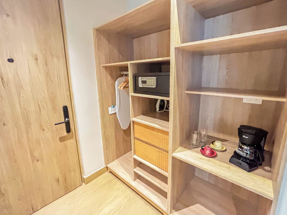 Room, 1 King Bed | Wardrobe
