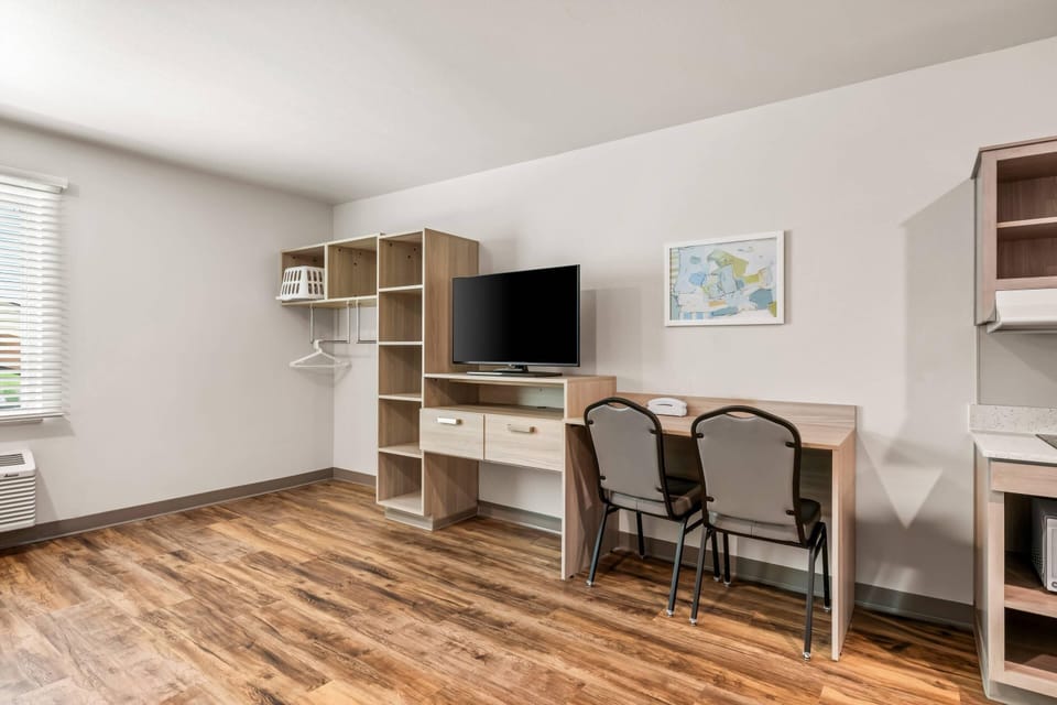 Suite, 2 Queen Beds, Accessible Bathtub, Non Smoking | Free WiFi, bed sheets