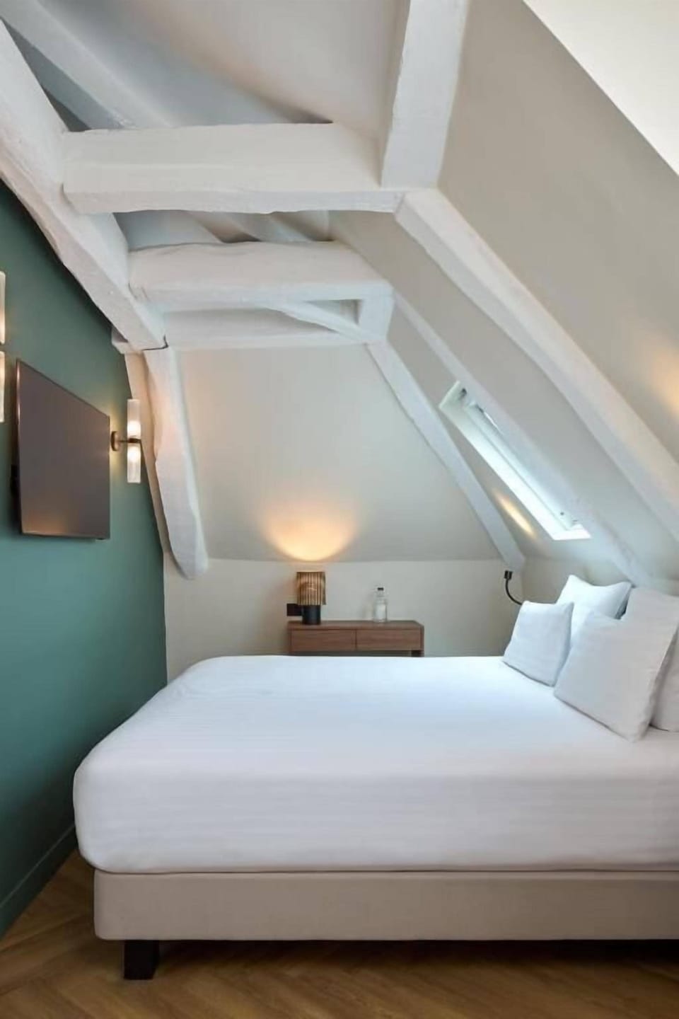 Elysée Suite with balcony | Minibar, in-room safe, desk, laptop workspace