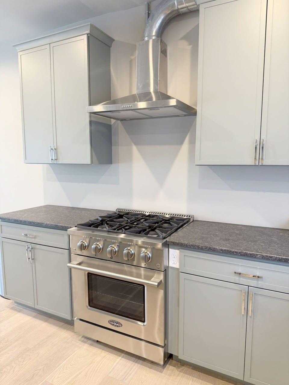 Chefs Kitchen Large Island, Farmhouse Sink, Commercial Range, Cookware Provided