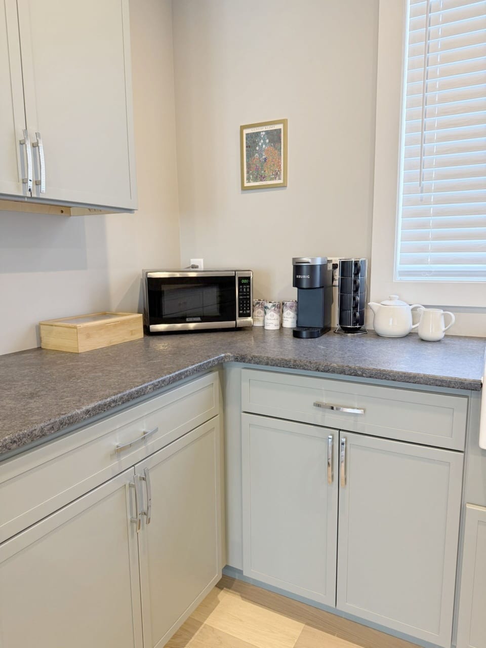 Chefs Kitchen Large Island, Farmhouse Sink, Commercial Range, Cookware Provided