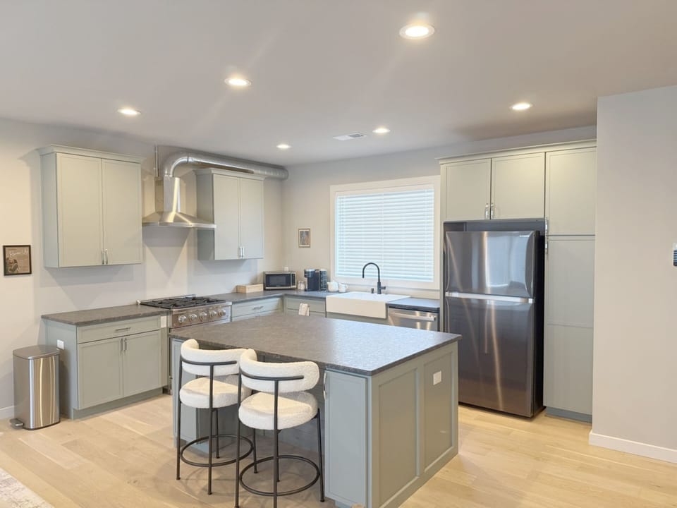 Chefs Kitchen Large Island, Farmhouse Sink, Commercial Range, Cookware Provided