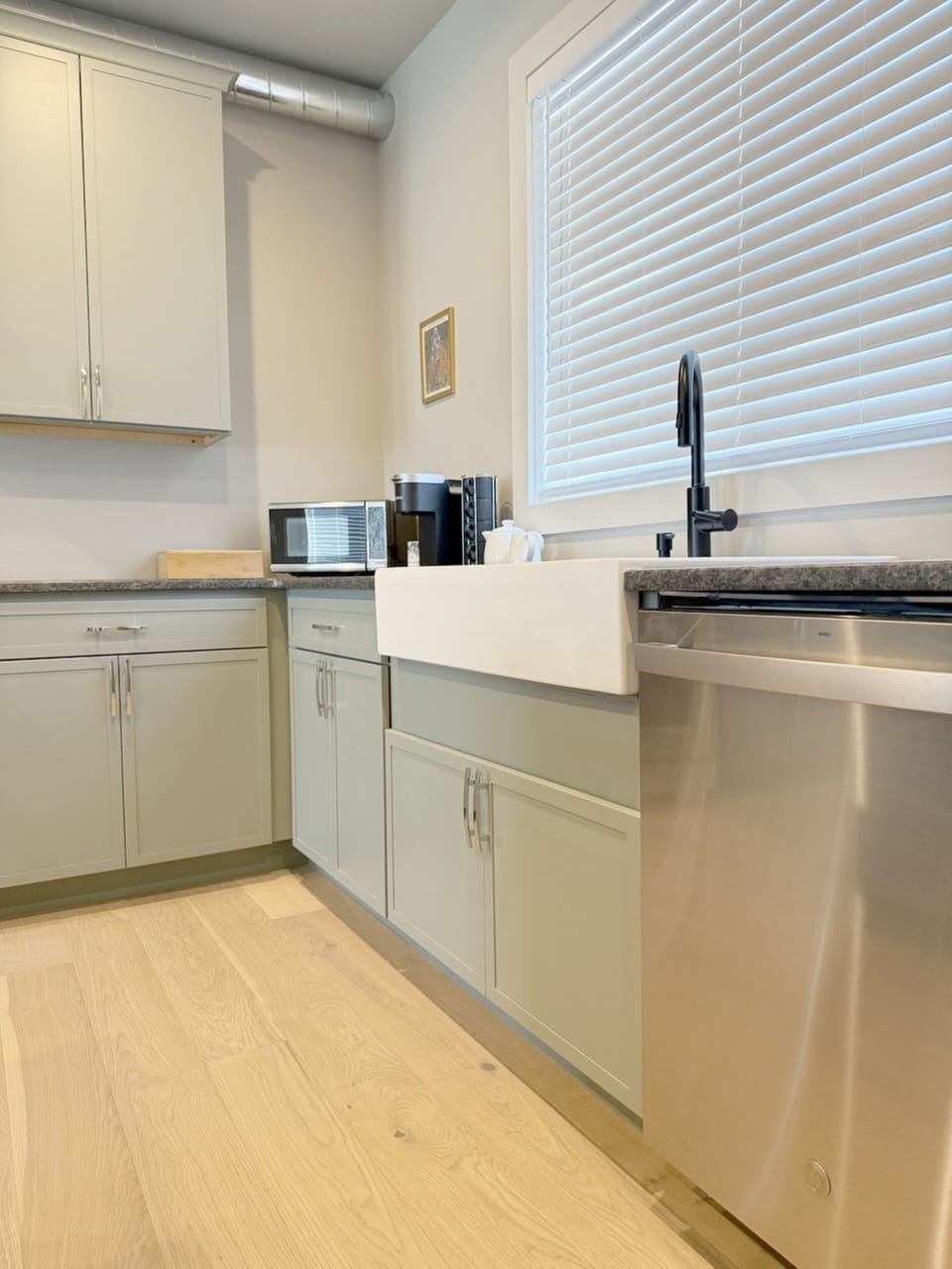 Chefs Kitchen Large Island, Farmhouse Sink, Commercial Range, Cookware Provided