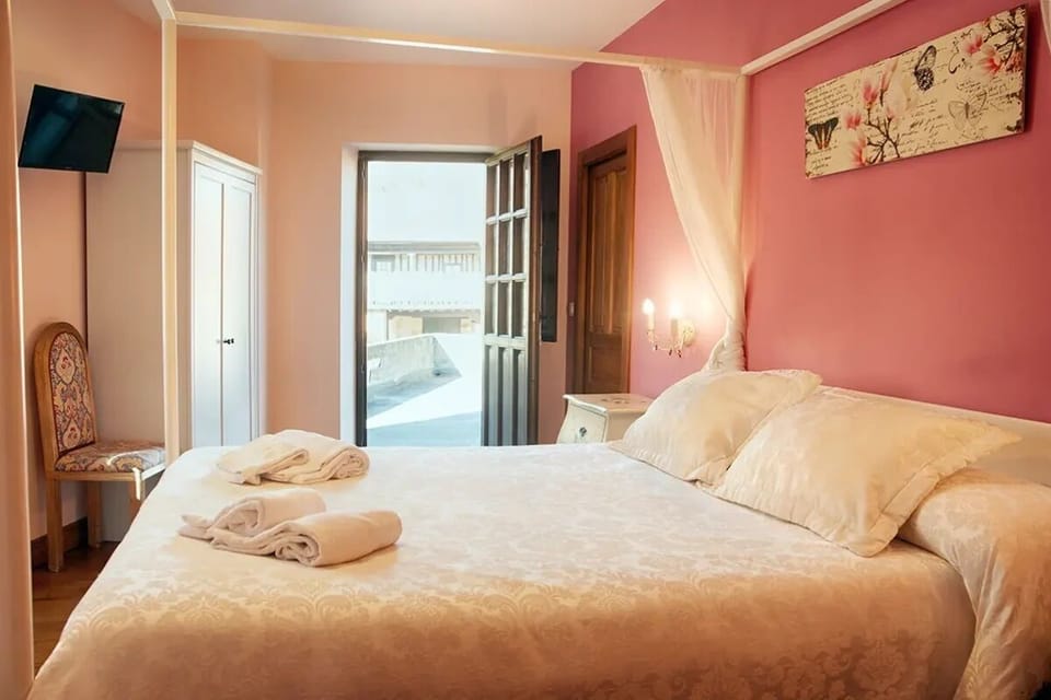 Double Room, Mountain View | Desk, laptop workspace, free WiFi