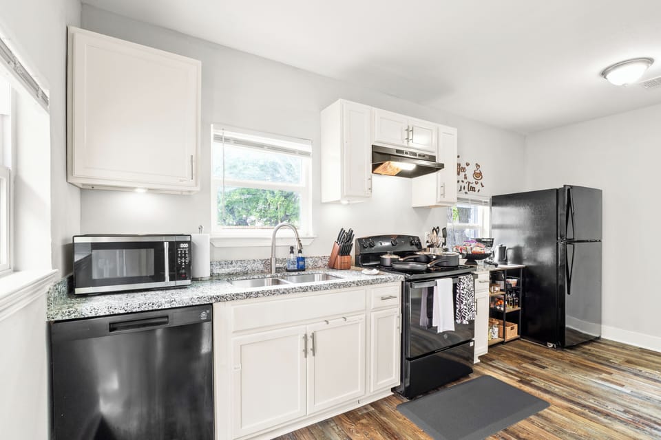 Full Kitchen/ Equipped 