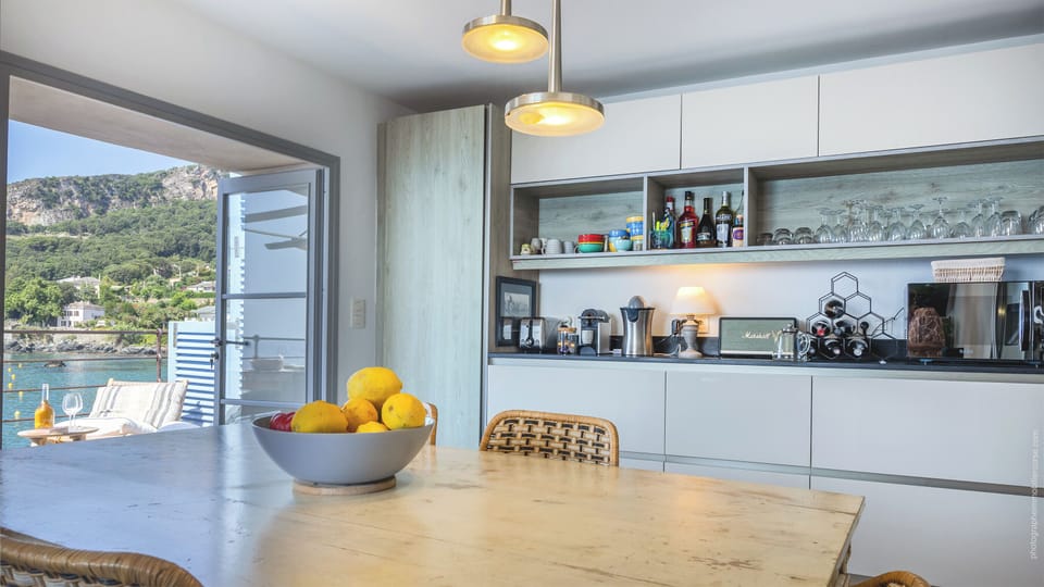 Cuisine avec accès terrasse et vue mer