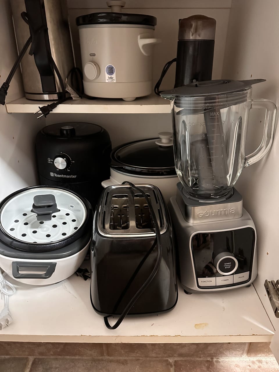 Some small kitchen appliances.