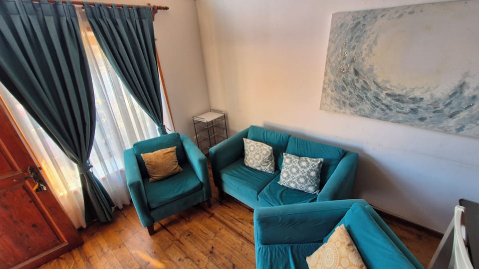Basic Cabin | Living area | Flat-screen TV