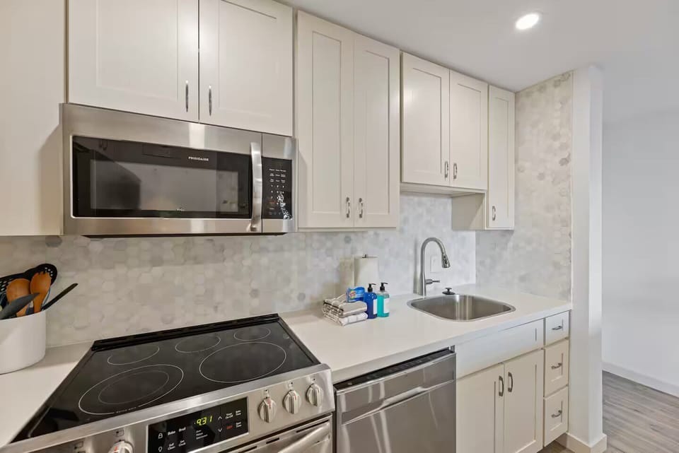 Coffee/tea maker, dining table