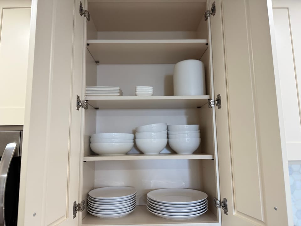 Coffee/tea maker, dining table
