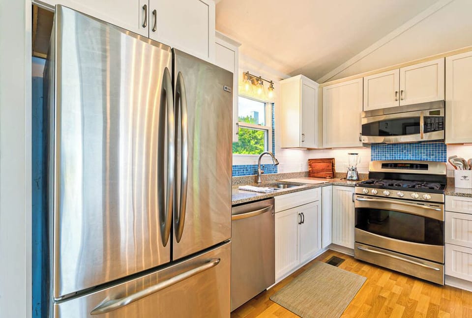 Main-Level Kitchen with Bar (seats 3)