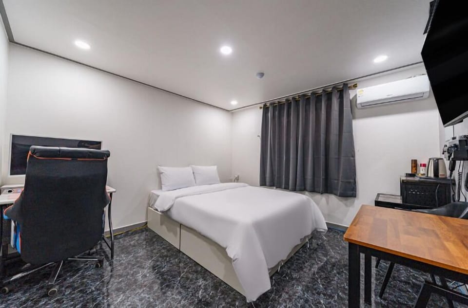 Standard Single Room, 1 Double Bed | Desk, laptop workspace, WiFi (free), bed sheets