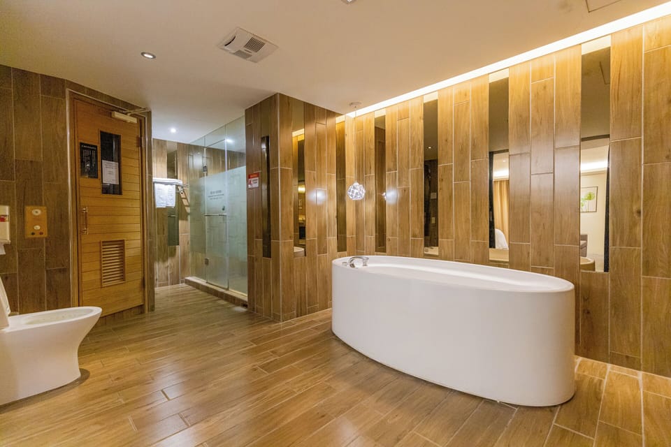 Double Room | Bathroom | Combined shower/tub, free toiletries, hair dryer, slippers