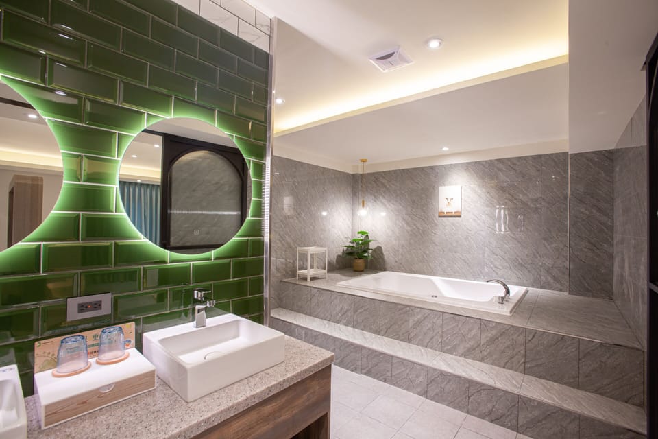 Deluxe Double Room | Bathroom | Combined shower/tub, free toiletries, hair dryer, slippers