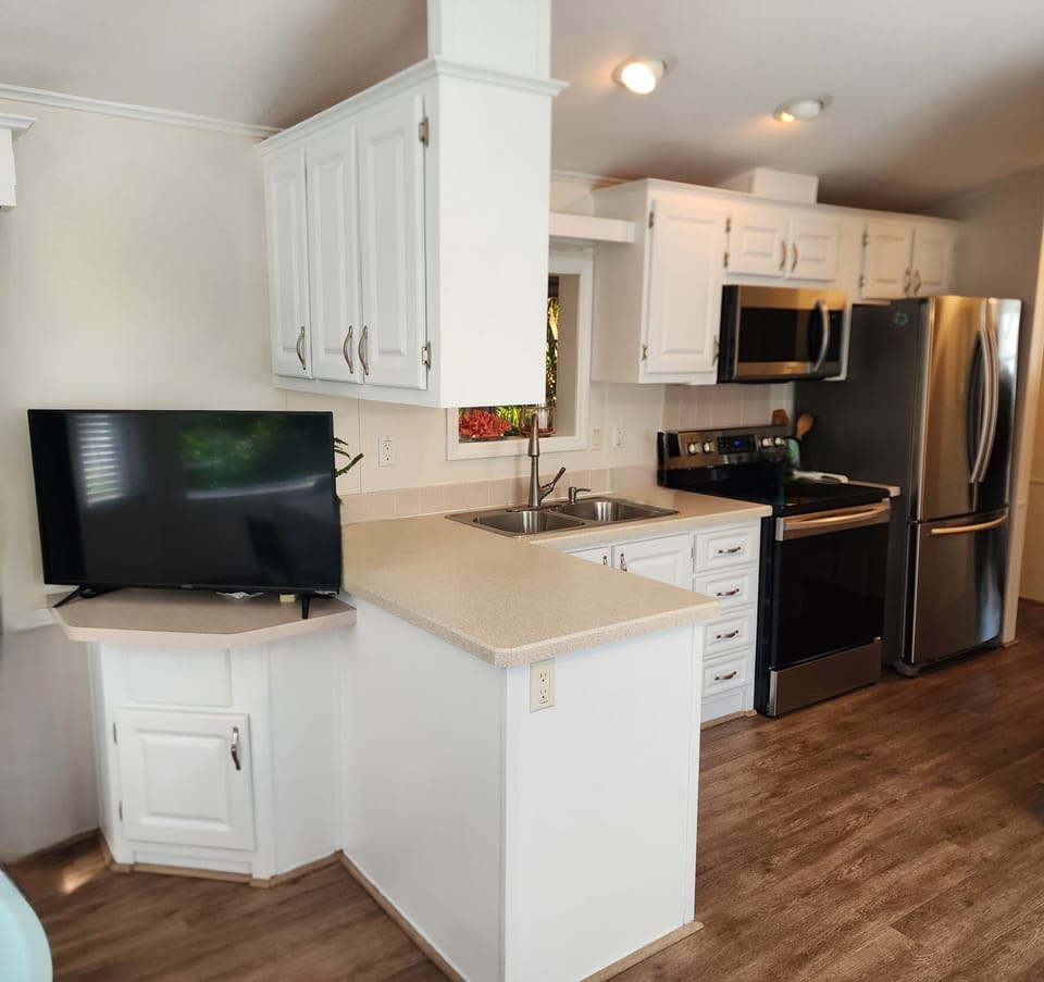 Spacious Kitchen w/Island 