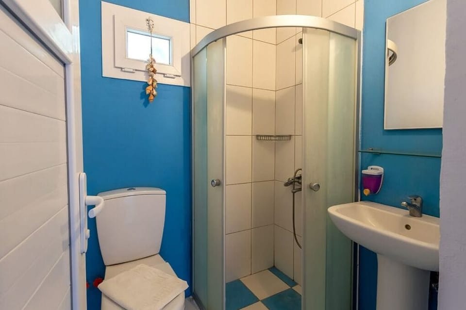Standard Triple Room | Bathroom | Shower, hair dryer, towels, soap