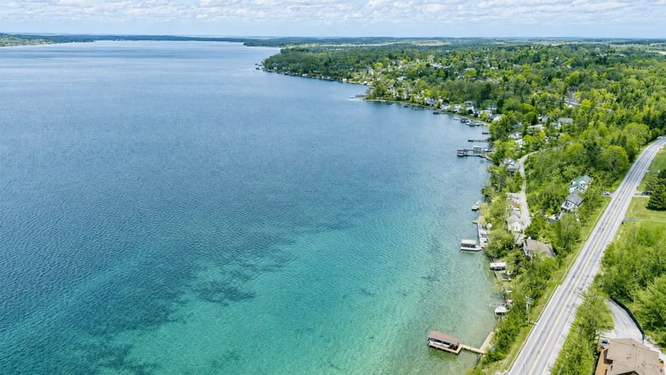 Nestled along Canandaigua Lake, this cozy neighborhood boasts private docks, walkable charm, and scenic forested backdrops—ideal for lake life lovers. 🏡🌲🌊