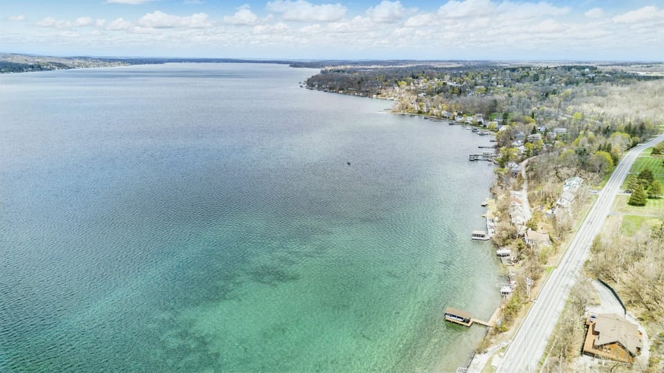 Nestled along Canandaigua Lake, this cozy neighborhood boasts private docks, walkable charm, and scenic forested backdrops—ideal for lake life lovers. 🏡🌲🌊