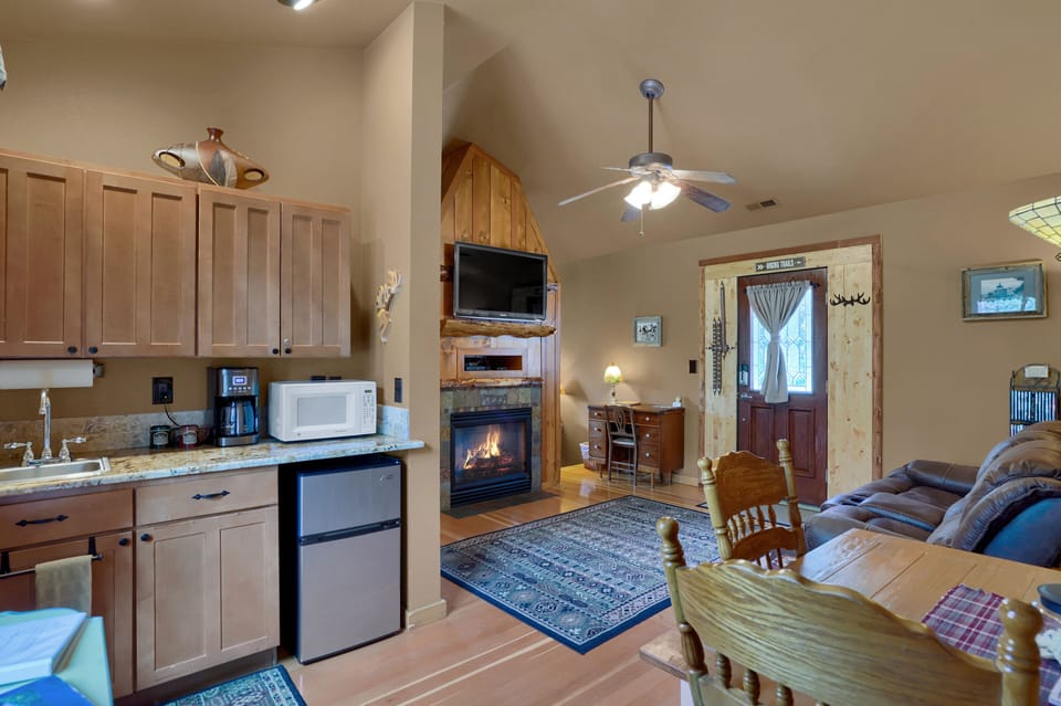 Luxury Cabin, 1 King Bed, Hot Tub, Mountain View | In-room dining