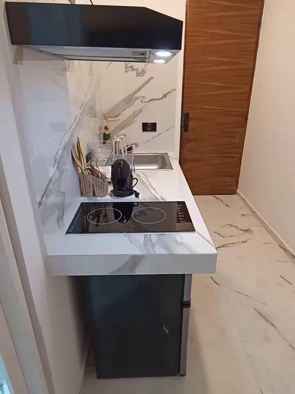 Deluxe Double or Twin Room, Kitchenette | Private kitchen | Mini-fridge