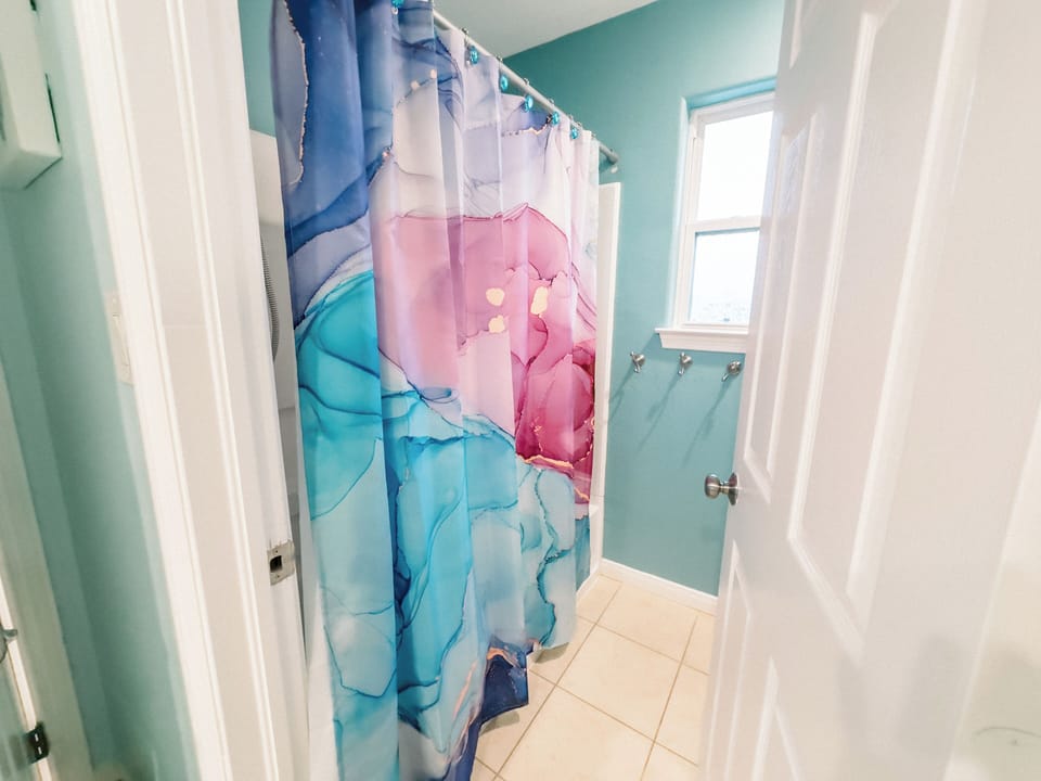 Jack and Jill Bathroom, tub/shower