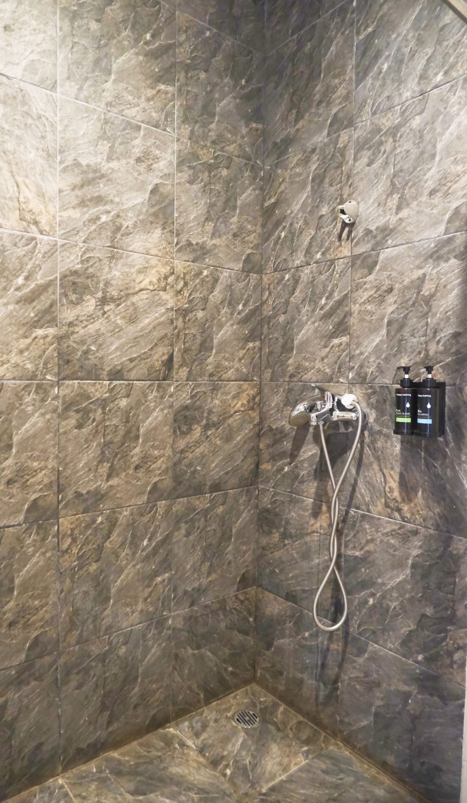 Shower, hydromassage showerhead, free toiletries, hair dryer