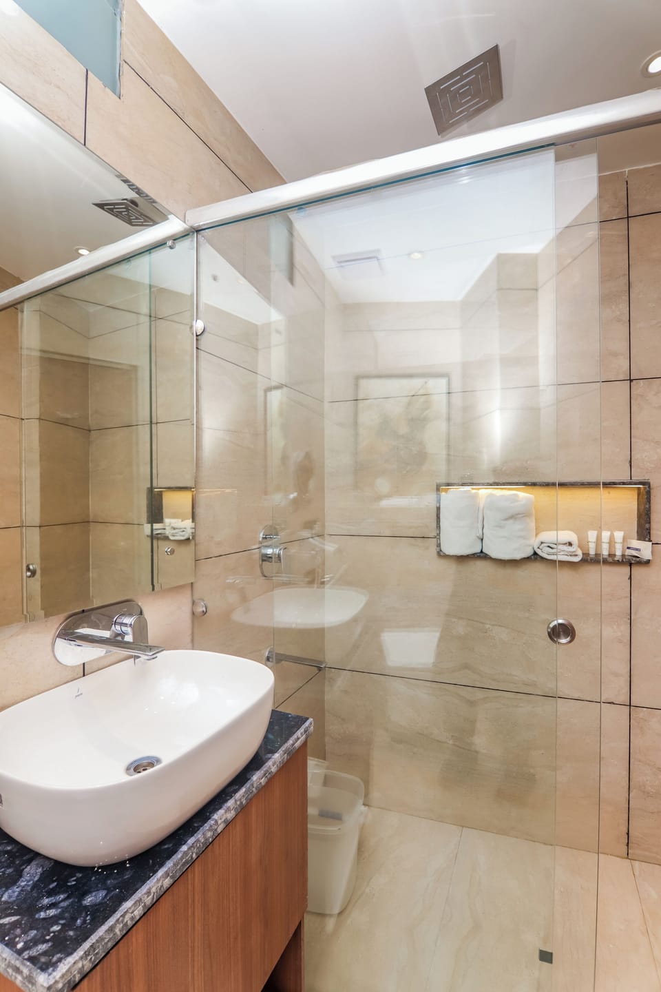Deluxe Double Room | Bathroom | Shower, free toiletries, towels, soap