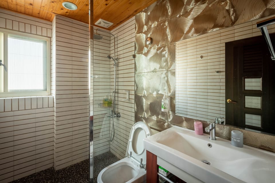 Deluxe Double Room | Bathroom | Shower, rainfall showerhead, free toiletries, hair dryer