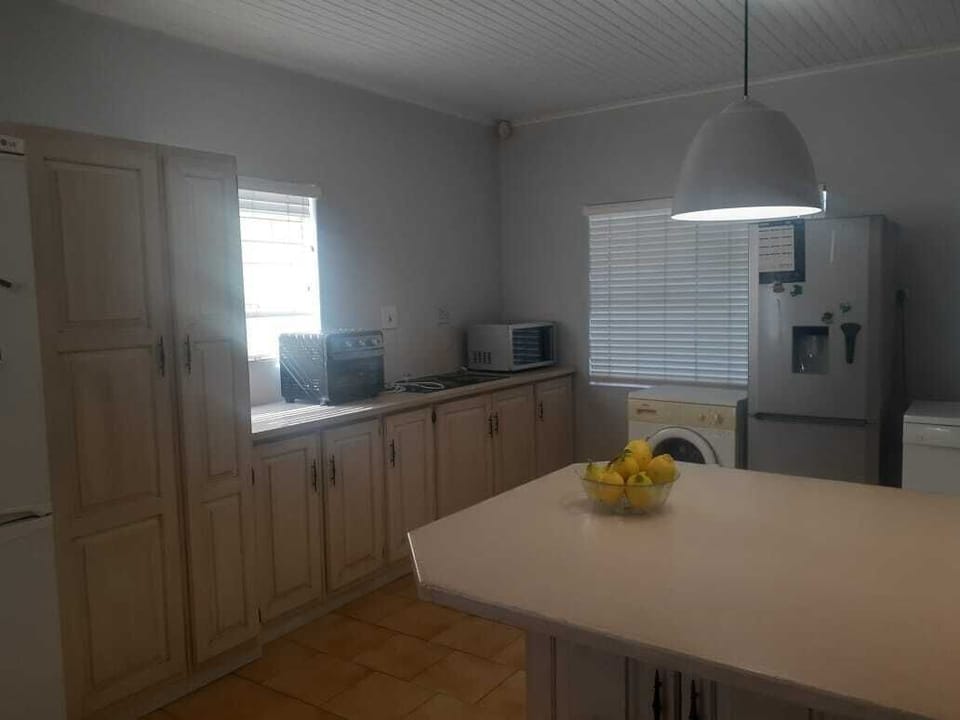 Full-size fridge, microwave, oven, stovetop